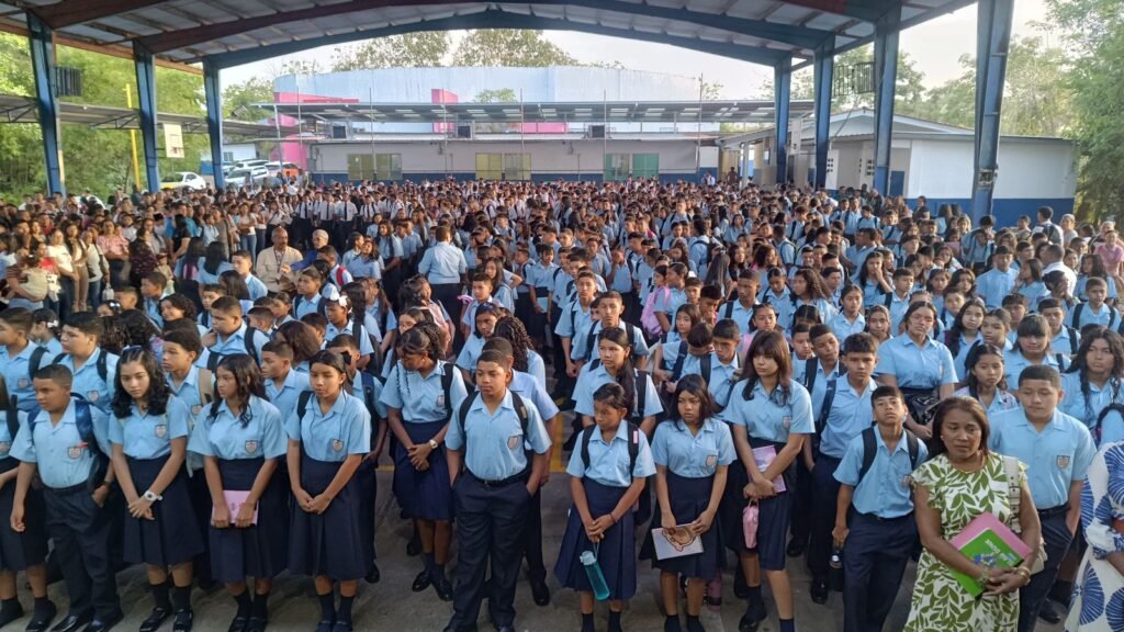 El reloj de las aulas ya tiene fecha - Panamá y Centroamérica