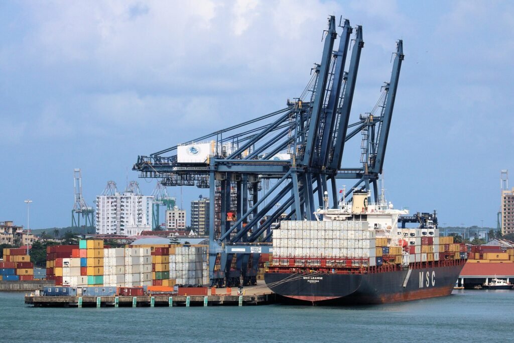 Buque portacontenedores atracado en Colón, Panamá