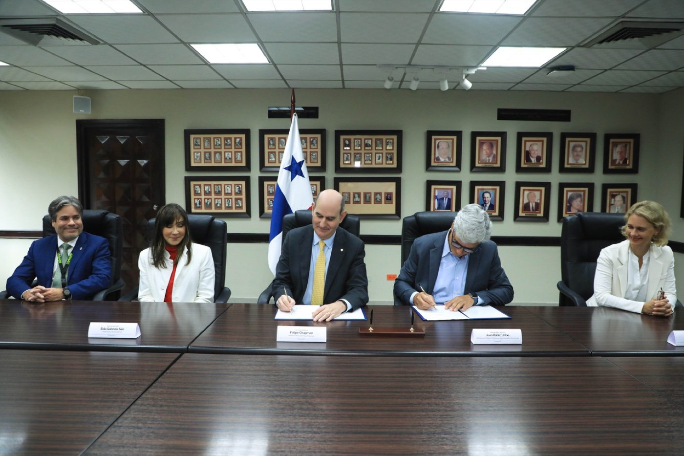 Representantes de Panamá y del Banco Mundial firman el contrato para modernizar el catastro