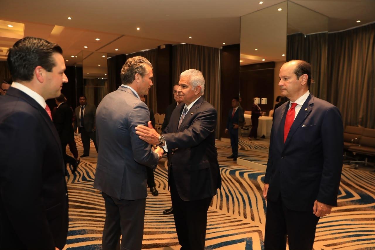 José Raúl Mulino saluda a Pete Hegseth durante su visita a Panamá