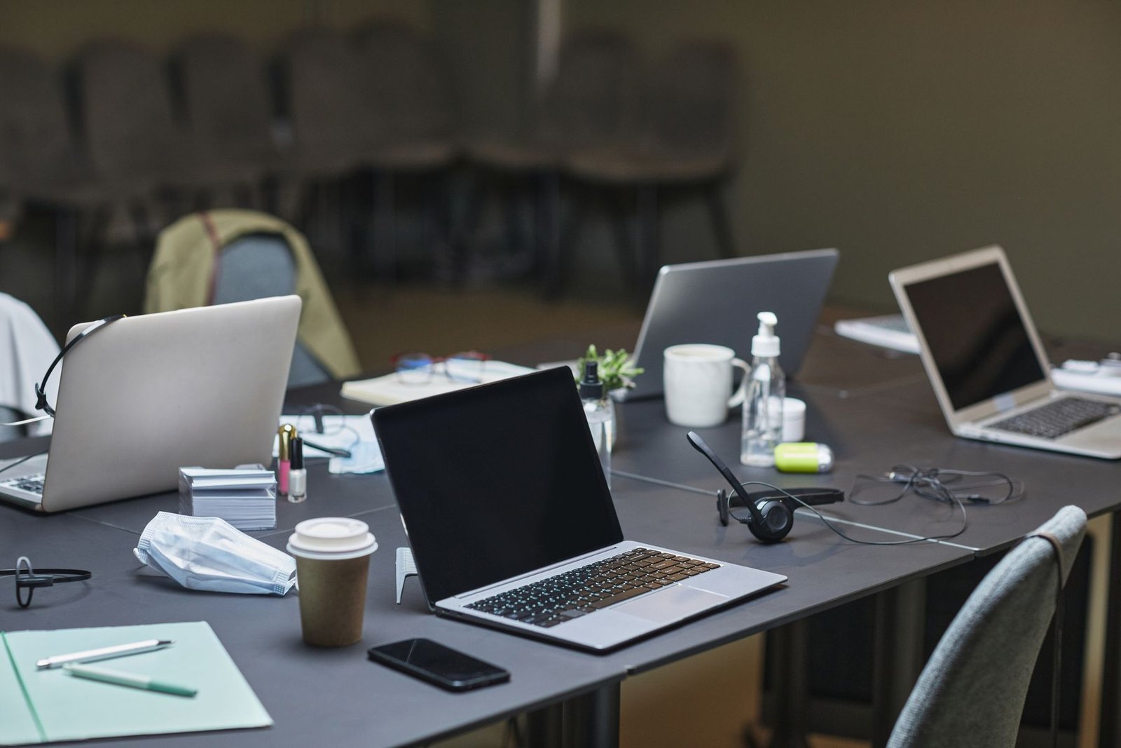 Varias computadoras portátiles sobre escritorios en un espacio de trabajo
