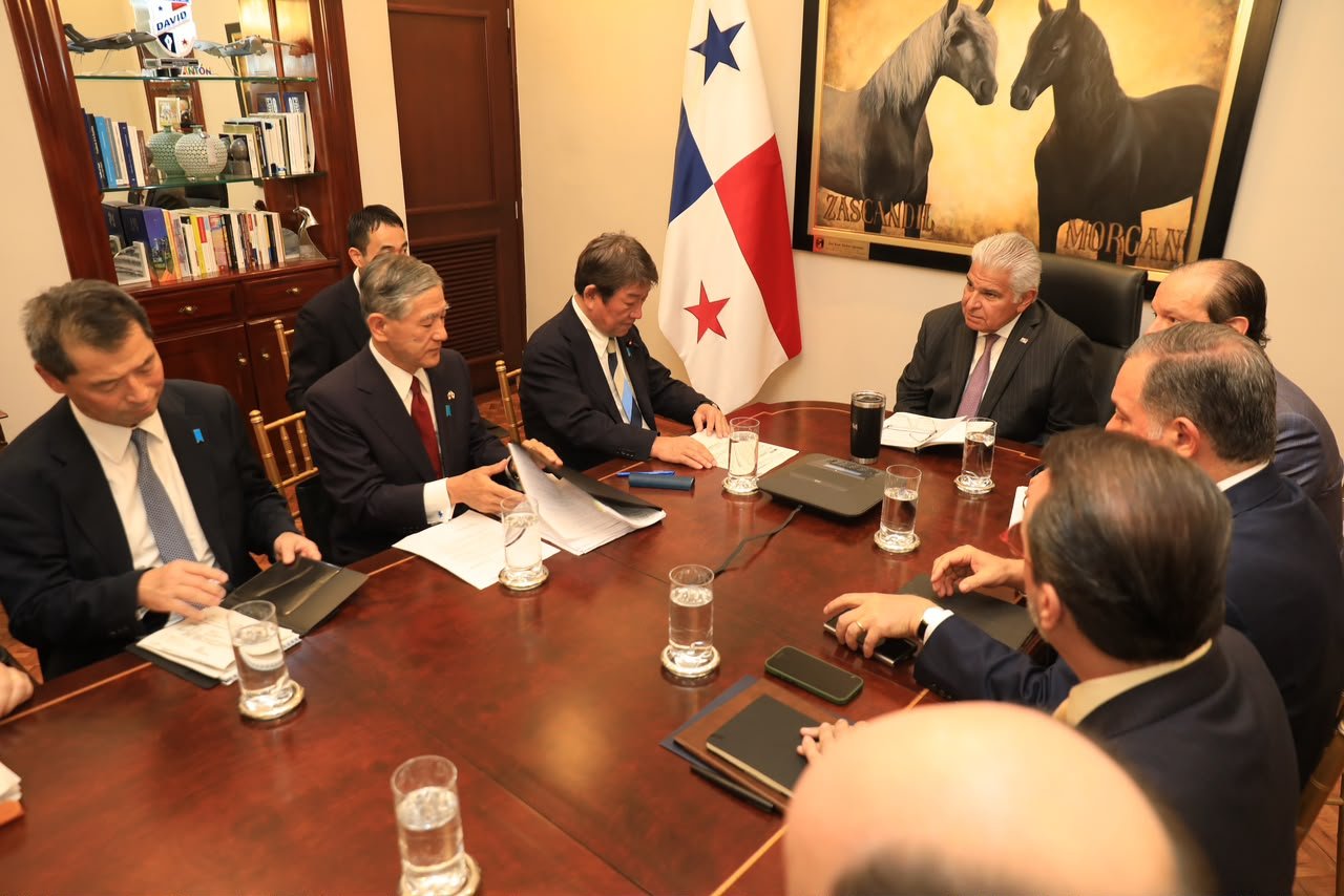 El ministro de Asuntos Exteriores de Japón, Toshimitsu Motegi, durante la reunión bilateral con el presidente José Raúl Mulino en el Palacio de las Garzas