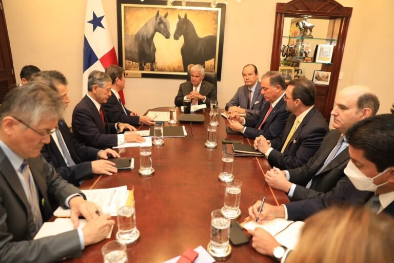 Vista general de la reunión bilateral entre las delegaciones de Panamá y Japón en el Palacio de las Garzas, con el presidente José Raúl Mulino a la cabecera de la mesa
