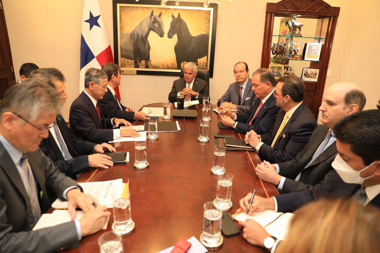 Vista general de la reunión bilateral entre las delegaciones de Panamá y Japón en el Palacio de las Garzas, con el presidente José Raúl Mulino a la cabecera de la mesa