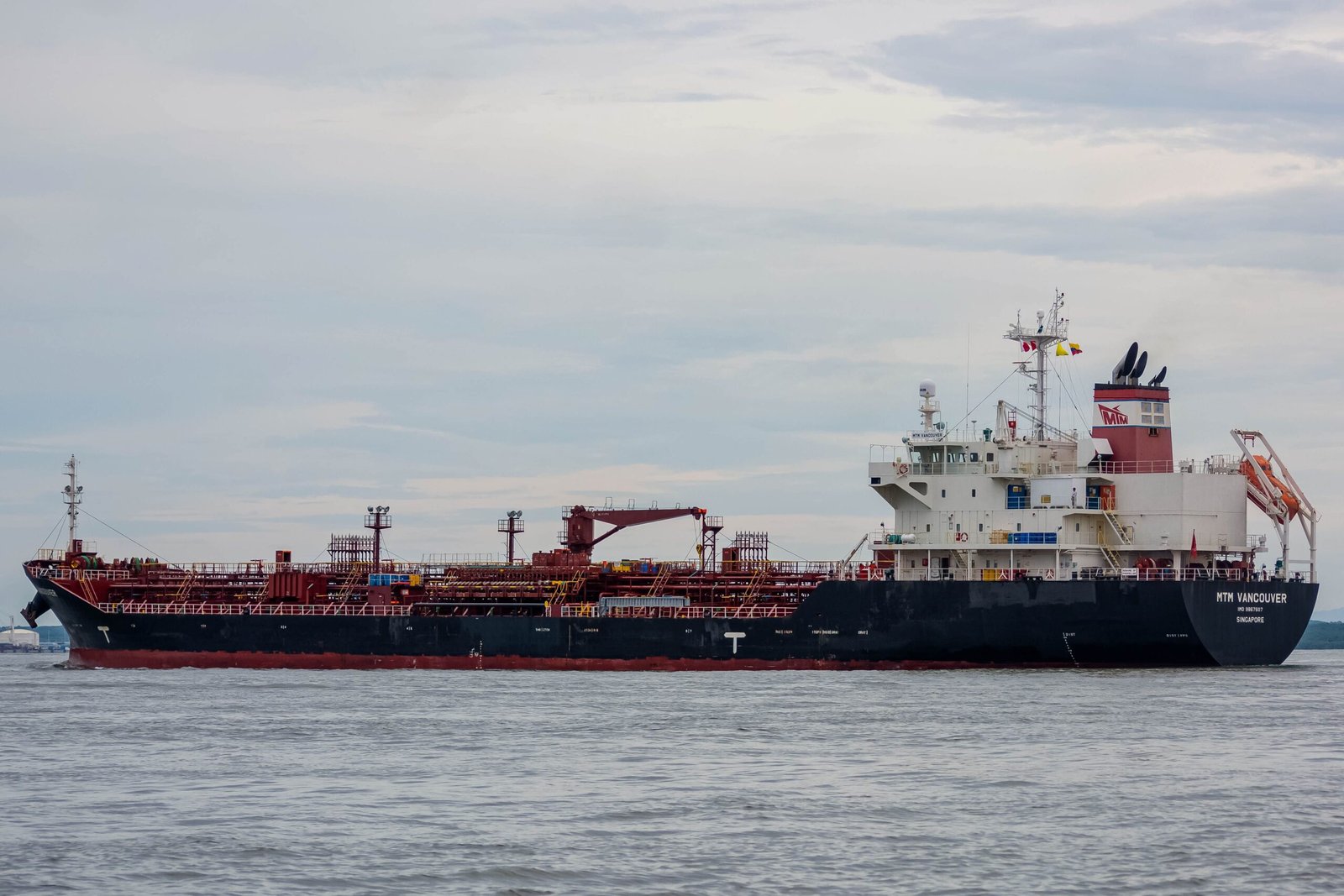 Petrolero navegando en mar abierto