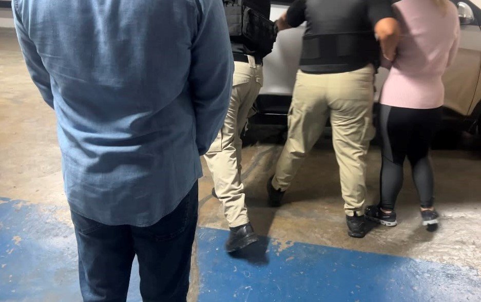 Agentes durante una diligencia de la Operación Cuestor en Panamá