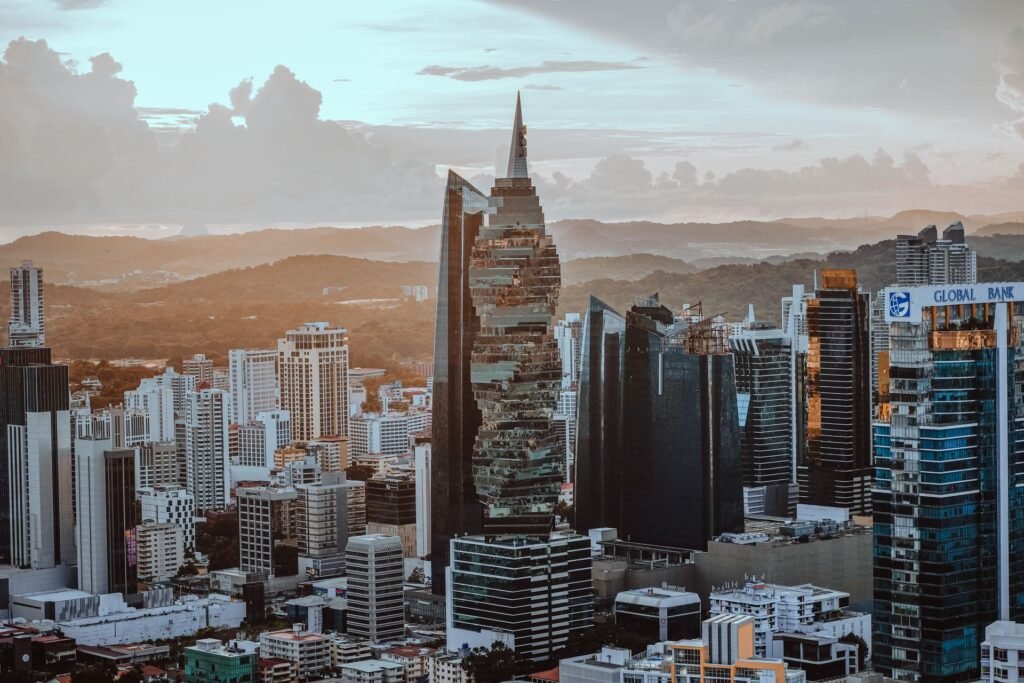 Panorama de los edificios de Ciudad de Panamá al atardecer