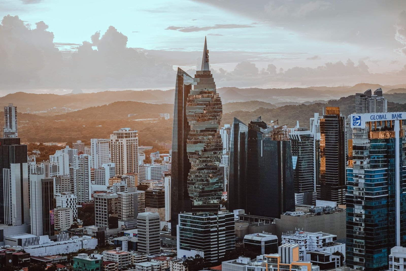 Panorama de los edificios de Ciudad de Panamá al atardecer