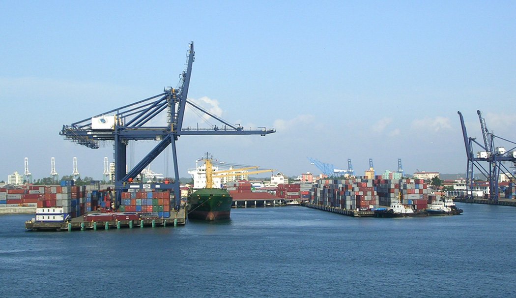 Contenedores en un puerto de Colón, Panamá