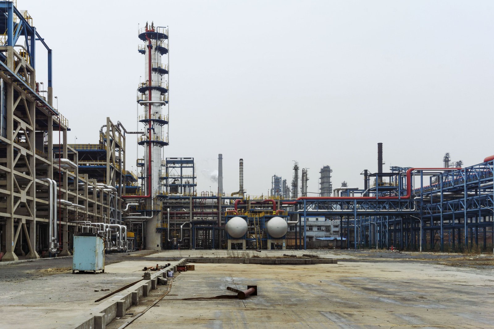 Tuberías e infraestructura de una refinería