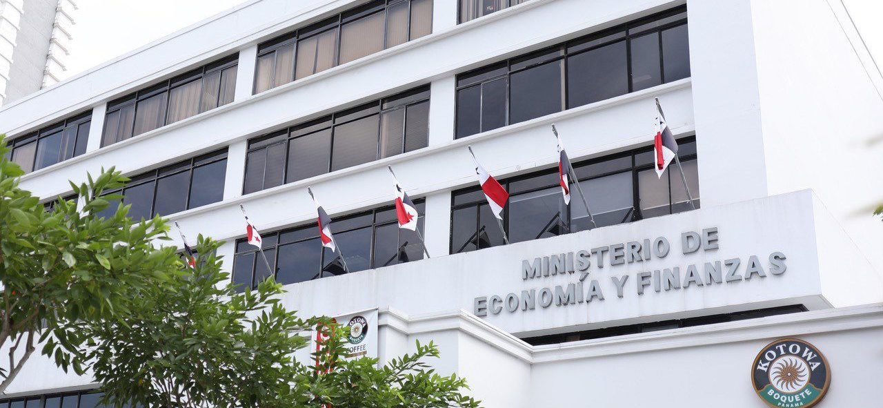 Fachada de la sede del Ministerio de Economía y Finanzas de Panamá