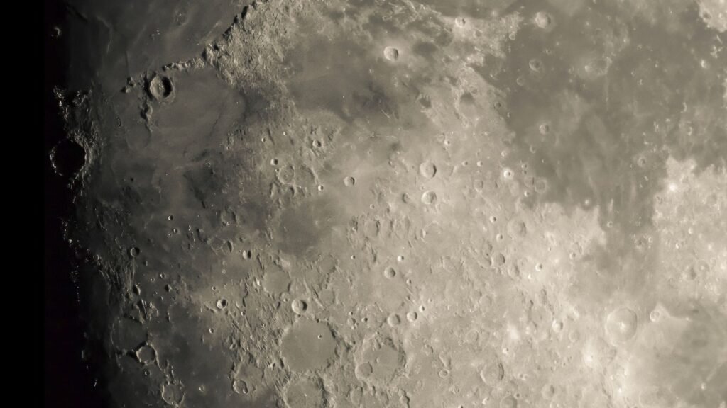Primer plano de la superficie de la Luna con sus cráteres