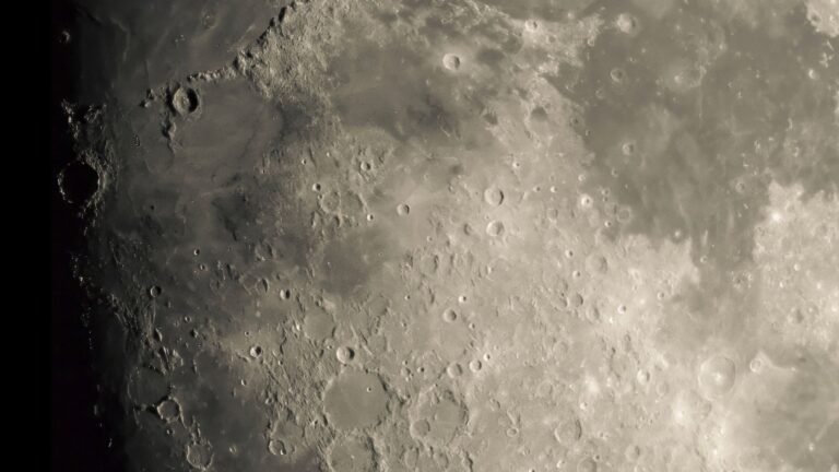 Primer plano de la superficie de la Luna con sus cráteres