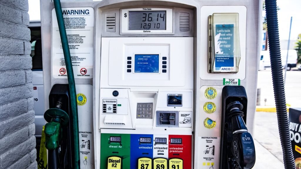 Surtidor de una estación de servicio con las opciones de gasolina y diésel