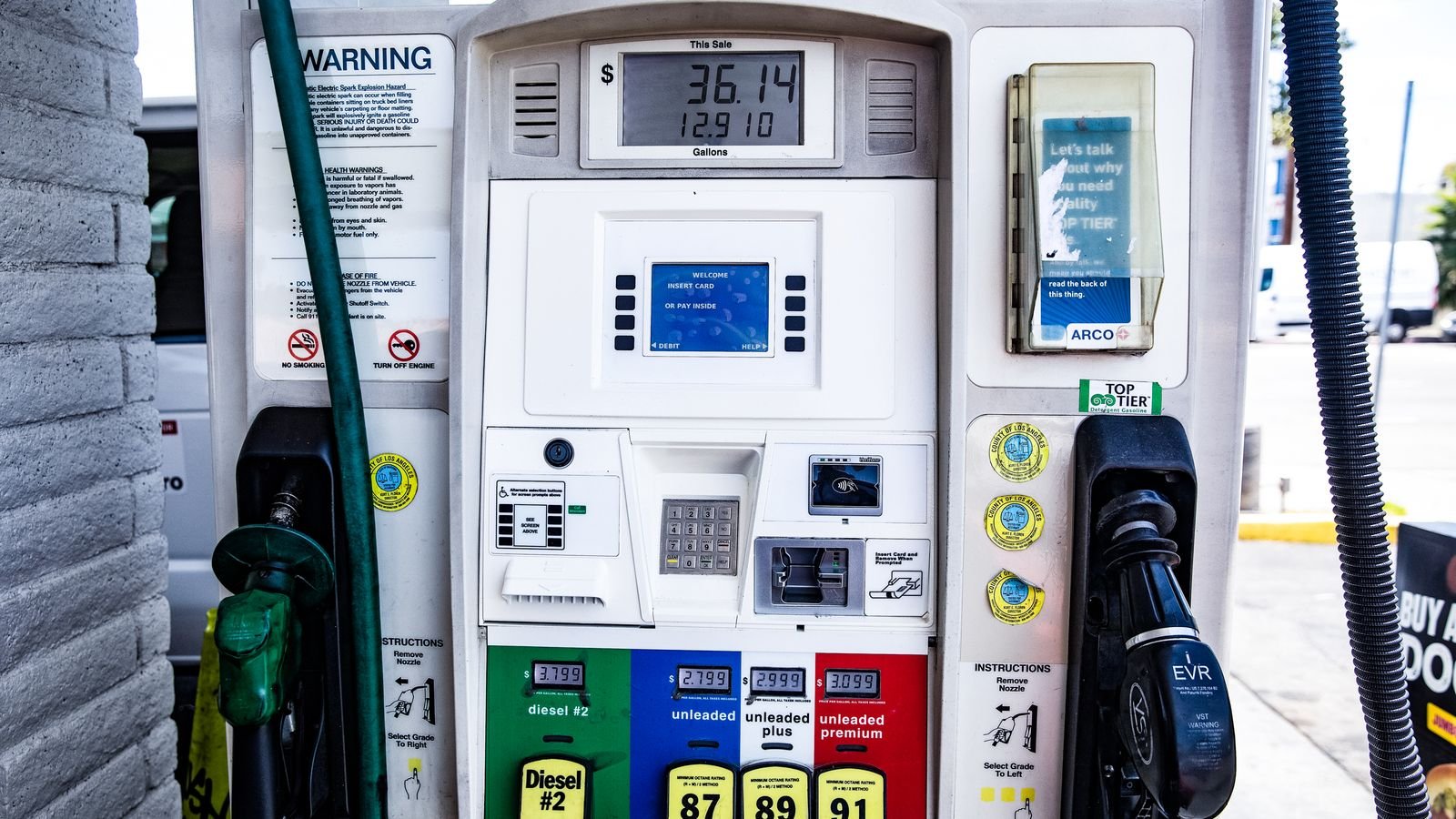 Surtidor de una estación de servicio con las opciones de gasolina y diésel
