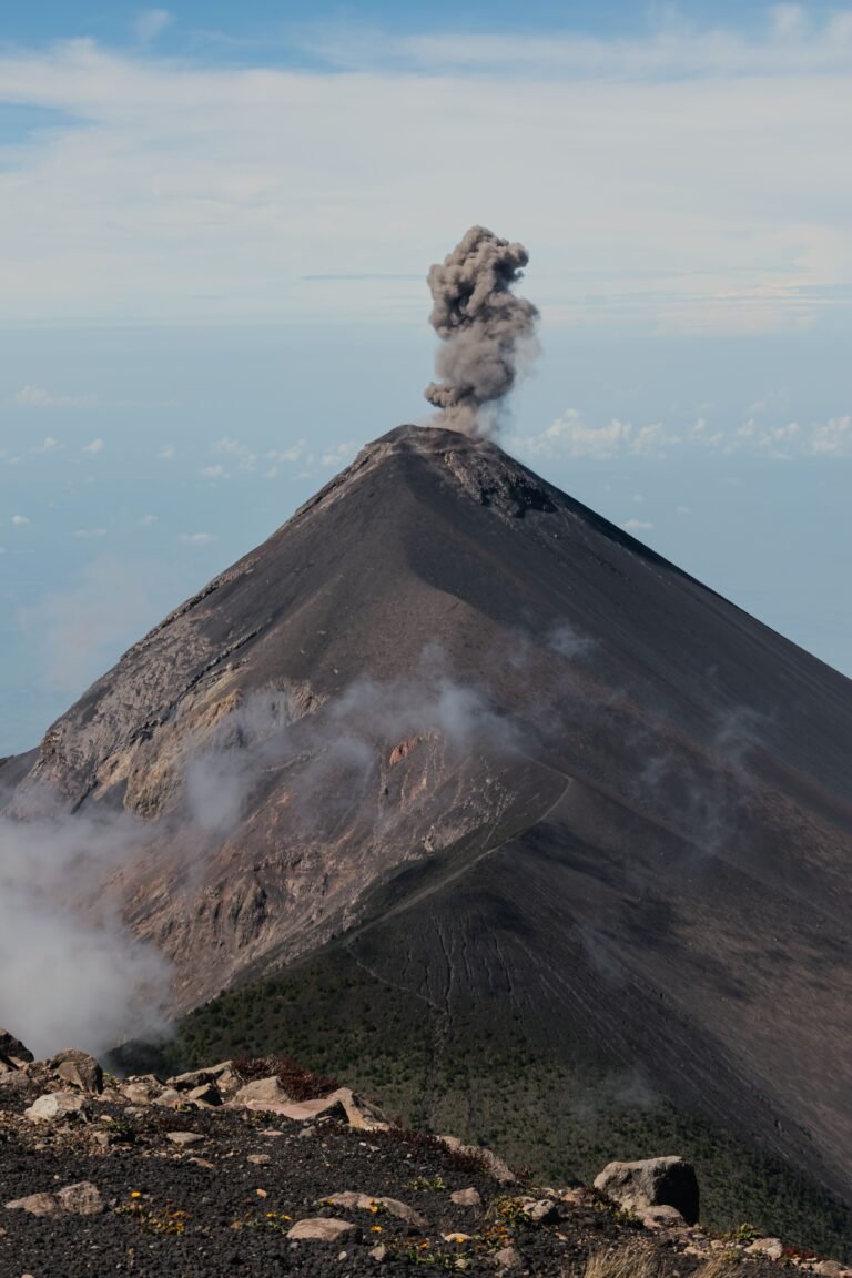 Guatemala enfrenta una nueva prueba mientras el volcán de Fuego mantiene en alerta a miles de personas - Panamá y Centroamérica
